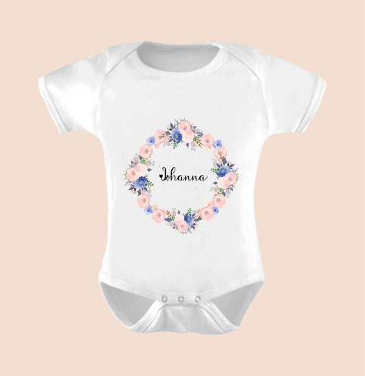 BLUMENKRANZ UND NAMEN - Personalisierbarer Baby-Body